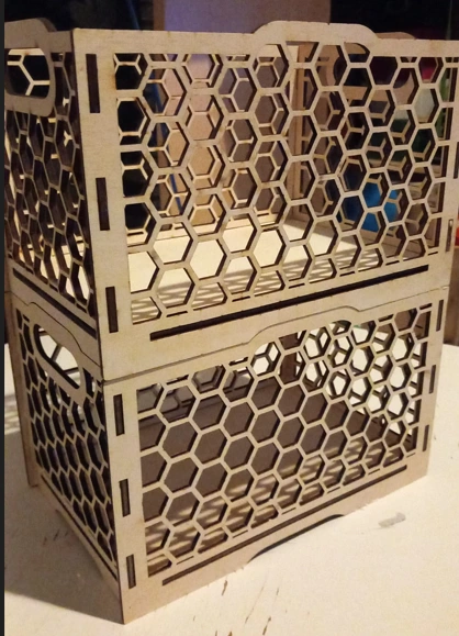 Wabenkiste , Material Sperholz